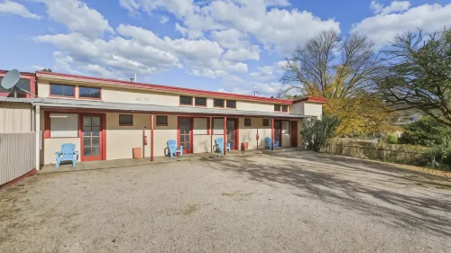 Colonial Bank Motel Отели в г. Омео