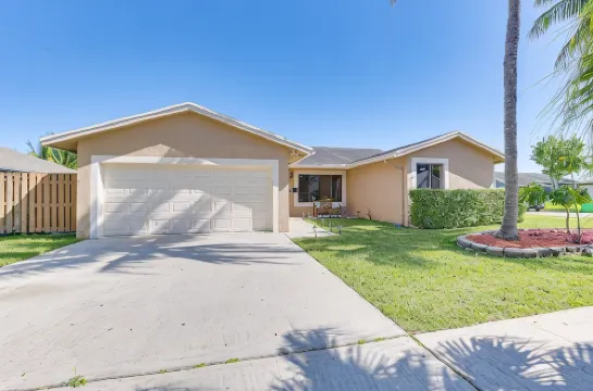 Pet-Friendly Sunrise Escape w/ Patio, Near Beaches