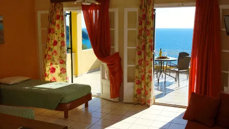 Natalia Loft Apartment C with Panoramic Sea Views of Agios Gordios Bay Отели в г. Agios Gordios
