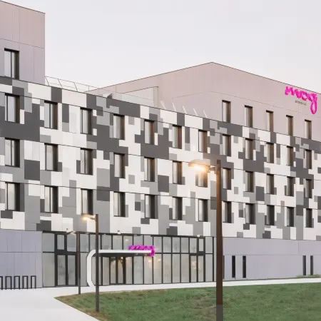 Moxy Paris Val D’Europe Отели в г. Монтеврен