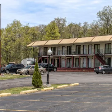 Econo Lodge Inn & Suites Lake Harmony - Pocono Mountains Area