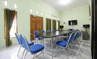 RedDoorz Plus Near Taman Sari