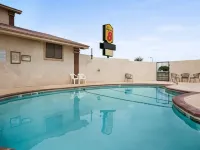 Super 8 by Wyndham Carlsbad エディのホテル