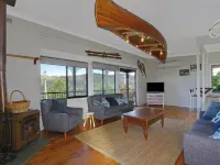 Three Bedroom Lakeview house with drying/bike room