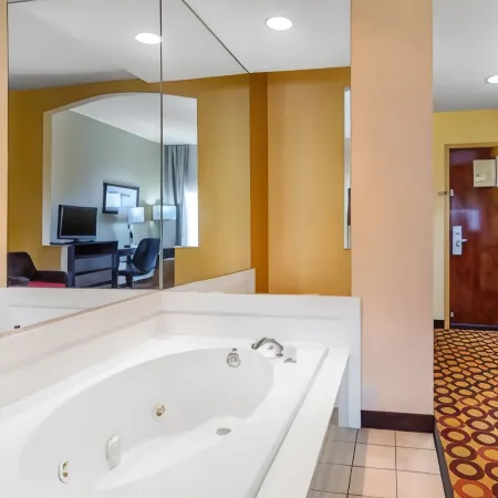 Quality Inn & Suites Montgomery East Carmichael Rd
