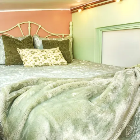 Tiny Cottagecore House in Miami. Walking distance to Hialeah Hospital! Отели в г. Хайалиа