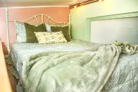 Tiny Cottagecore House in Miami. Walking distance to Hialeah Hospital!