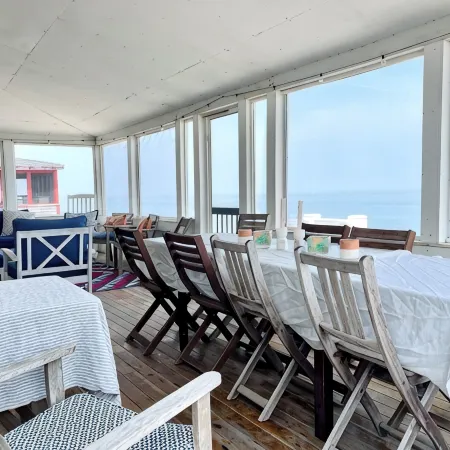 Oceanside - 4 Bedroom Family-Friendly Oceanfront Home