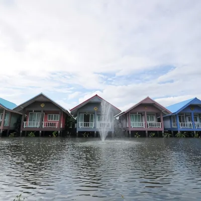 Baan Chay Namm Resort ワット スリワリー ノイ周辺のホテル