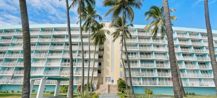 Luxury Oceanfront Studio • Stunning Views • Pool • Balcony + Free Parking ファハルドのホテル