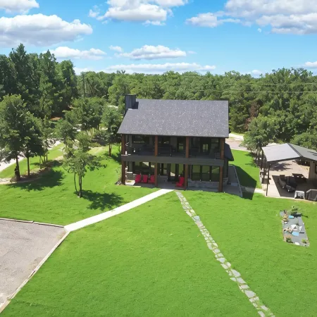 Richland Chambers Lakefront 2-story home with boat dock and pavilions. Отели в г. Фристоун