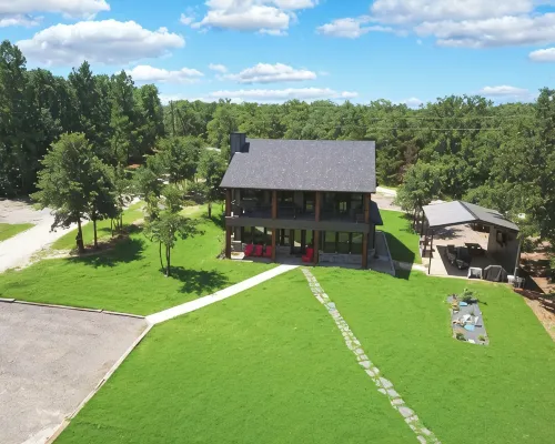 Richland Chambers Lakefront 2-story home with boat dock and pavilions. Hotels in Freestone County