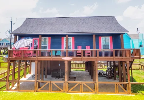 Newly Painted, Luxe 4/4,  Steps to Beach, Fenced, Dog Friendly with Hot Tub