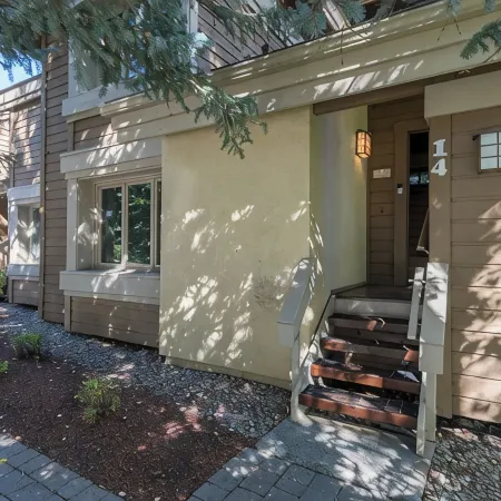 Cozy Family Sized Condo- Access to Pools and Other Summer Time Amenities