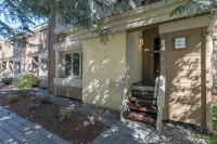 Cozy Family Sized Condo- Access to Pools and Other Summer Time Amenities