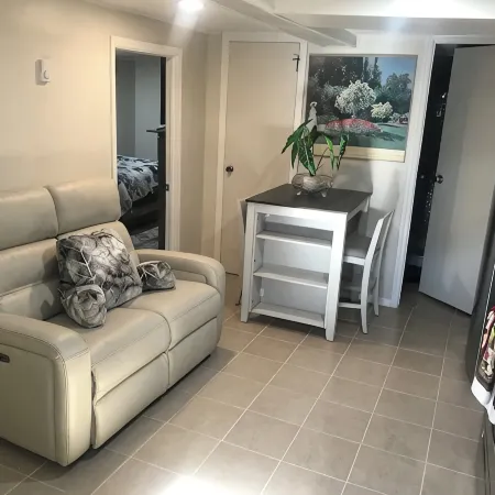 Charming 2-bedroom apartment in Pleasant Valley Stream with AC, WiFi Отели рядом с достопримечательностью «Железнодорожная станция JFK Air Train»