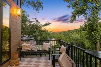 StayInOurSpace- Romantic getaway with views, walk to downtown, Hot tub, fire pit