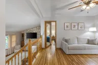 Family Home Min to Henry Dorley Zoo, Charles Schwab Field, Covered Porch, 4TVs - 방갈로