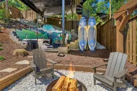 StayInOurSpace- Romantic getaway with views, walk to downtown, Hot tub, fire pit