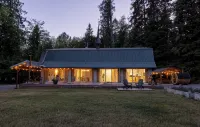Hot Tub & Sauna - 1 mile from Mount Rainier NP - Forest view - Sleeps 8 - Hytter