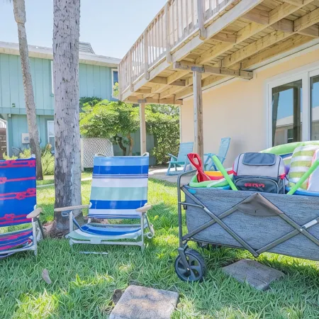 Steps to beach & restuarants and Pet Friendly!