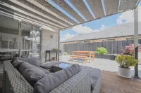 Modern Family Home with Outdoor Living in Wigram - ヴィラ