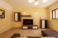 Nadurija - 4 bedrooms (sleeps 8+2 kids) Nadur village - Homestays