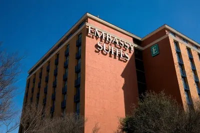 Embassy Suites by Hilton Austin Central Отели рядом с достопримечательностью «Мейфилд Коттедж-Парк и сады»