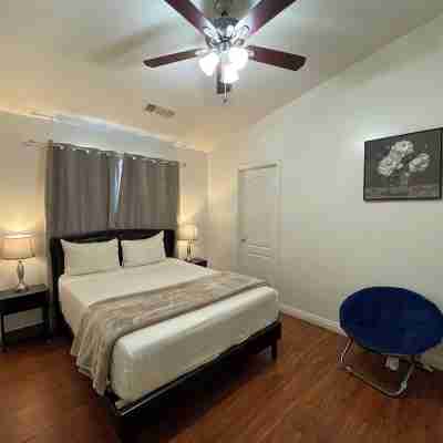 Charming Home. 5 bedrooms .2 restrooms .2 Living rooms with 10 beds for 16 guest Rooms