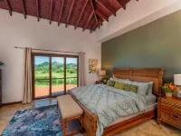 Unique Golf Retreat: Pool ~ Hot Tub ~ Scenic Views Hotel a Pristine Bay