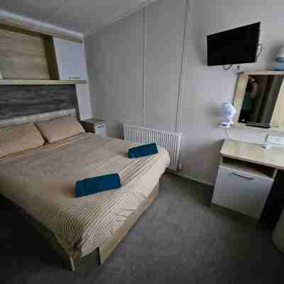 Freesia 3 Bedroom Modern Caravan Rockley Park, Poole Harbour, Dorset. Dogs free. Rooms