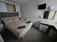 Freesia 3 Bedroom Modern Caravan Rockley Park, Poole Harbour, Dorset. Dogs free. - Homestays