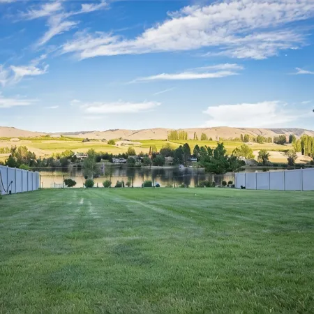 Charming 2-bedroom shop house on the beautiful Columbia River