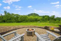Luxury Airstream Glamping Unit 1 of 6, On-Site Hiking, Private Hot Tub and Sauna