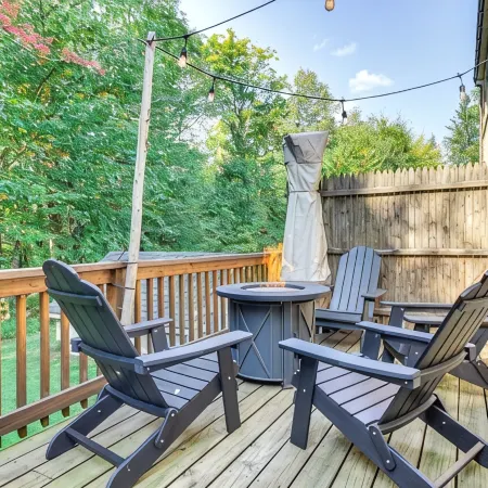 3 min to Mt Snow & FREE Shuttle! Family-Size fun, Wood Fireplace, Arcades.