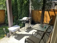 Quiet Private Suite in a Forest Setting w/Parking | Great Value, Near Vancouver. 메이플리지 호텔