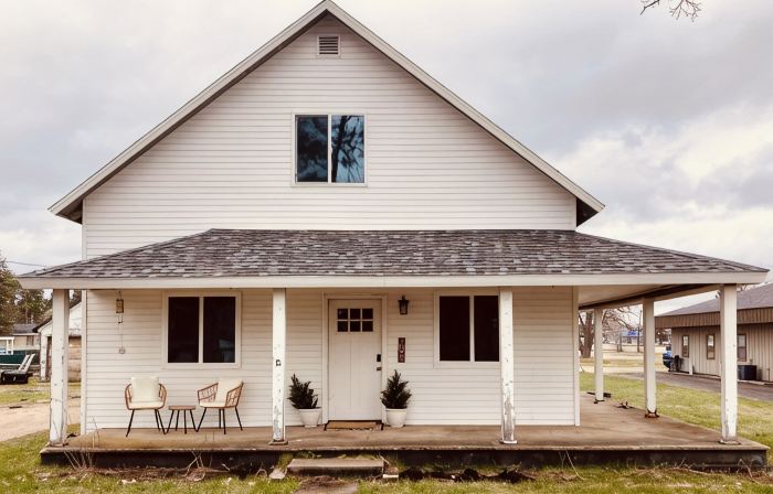 The White House…a lovely family friendly 4-bedroom house with WiFi in Kalkaska