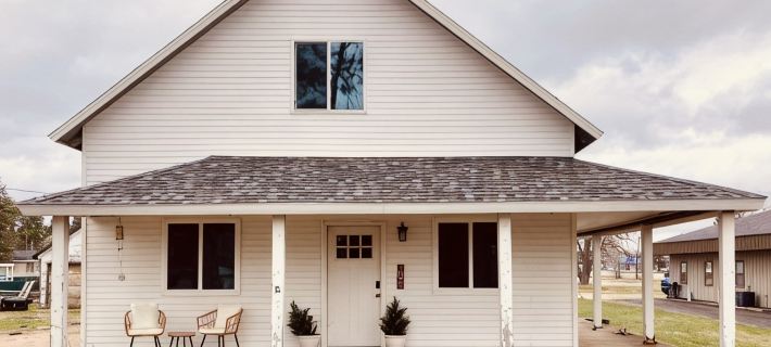 The White House…a lovely family friendly 4-bedroom house with WiFi in Kalkaska Hotels in Kalkaska County