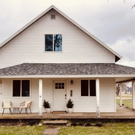 The White House…a lovely family friendly 4-bedroom house with WiFi in Kalkaska