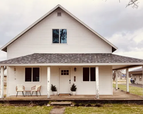 The White House…a lovely family friendly 4-bedroom house with WiFi in Kalkaska Hotels in Kalkaska