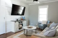 OU-Walk to Main St- Big Deck- Patio -Fire Pit -Man Cave - 방갈로