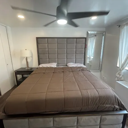 Atlanta penthouse king /queen /Twin. Home away from home.