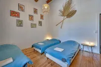La Maison des Vendangeurs , Gîte with swimming pool and bicycles