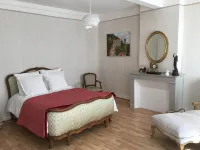 Charming house and small paradise of greenery - พร้อมระเบียง
