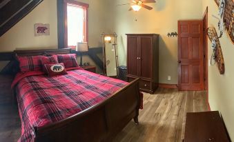 Newly Renovated Rustic style home w/luxury bathrooms  & mountain views, Sereni