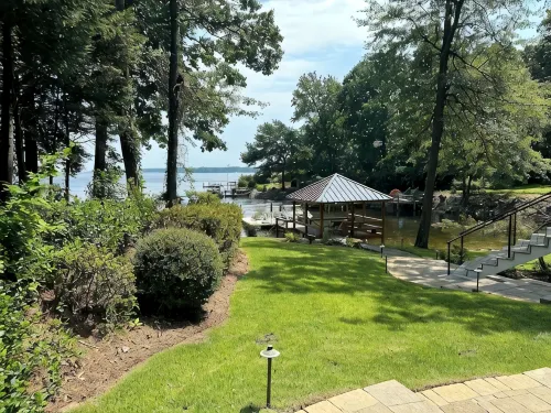 Romantic bungalow on Lake Murray w/cold plunge/hot tub/sauna, gym & dock gazebo - 4-Star