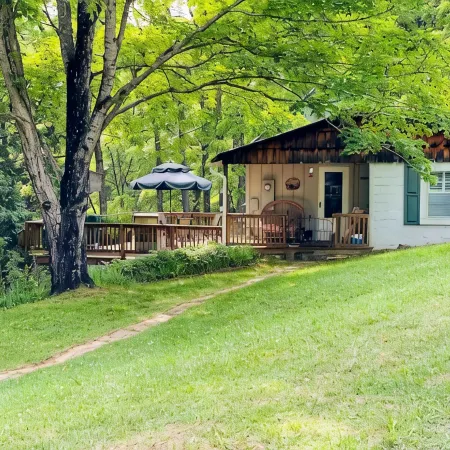 Pet-friendly, private, refuge. Monthly renters welcome. No extra fees.