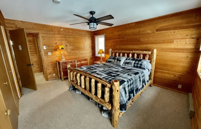 Stunning Sunrises from spacious Big Round Lake Cabin