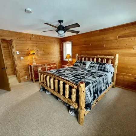 Stunning Sunrises from spacious Big Round Lake Cabin