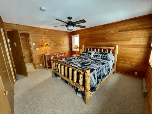 Stunning Sunrises from spacious Big Round Lake Cabin